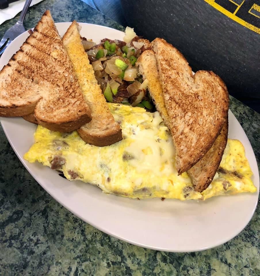 Toasted bed with an omelet